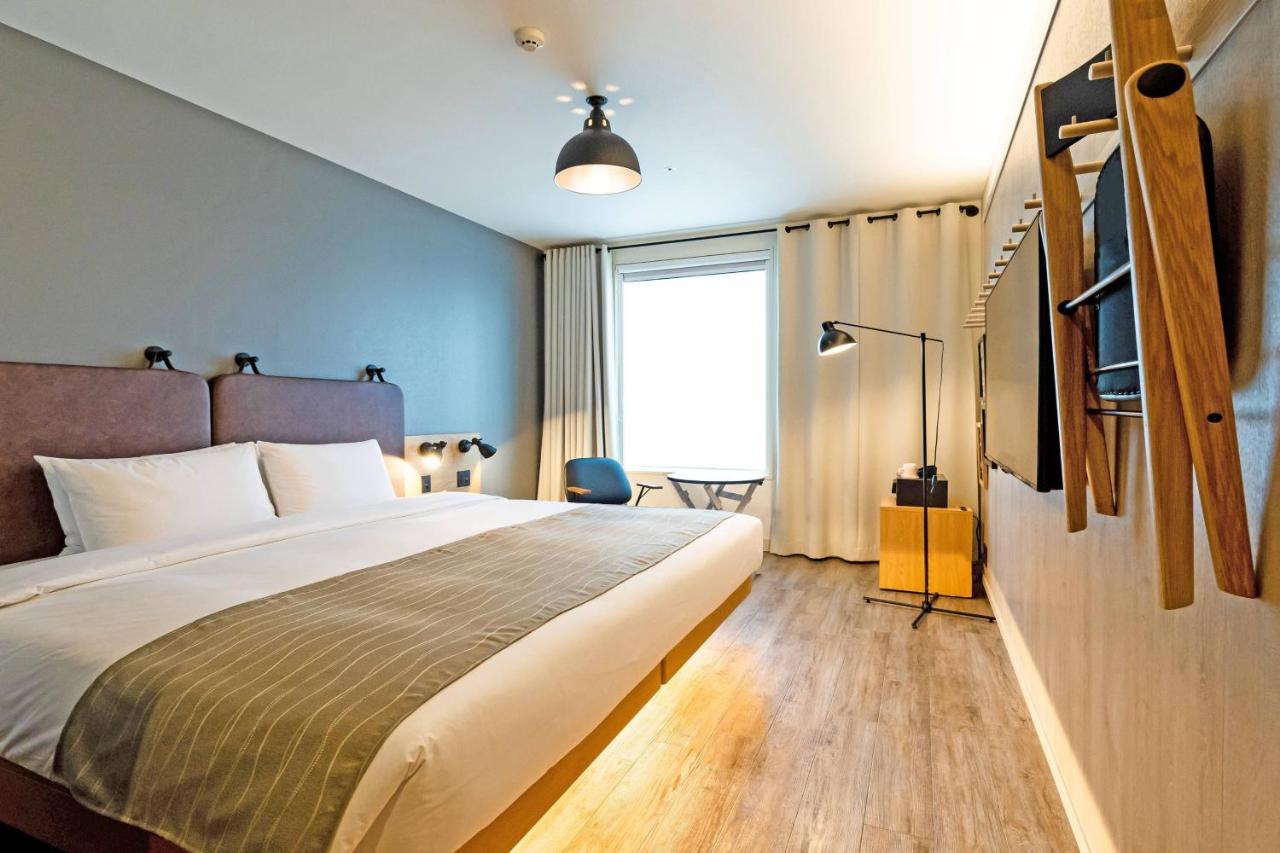 Moxy Large Superior King Room