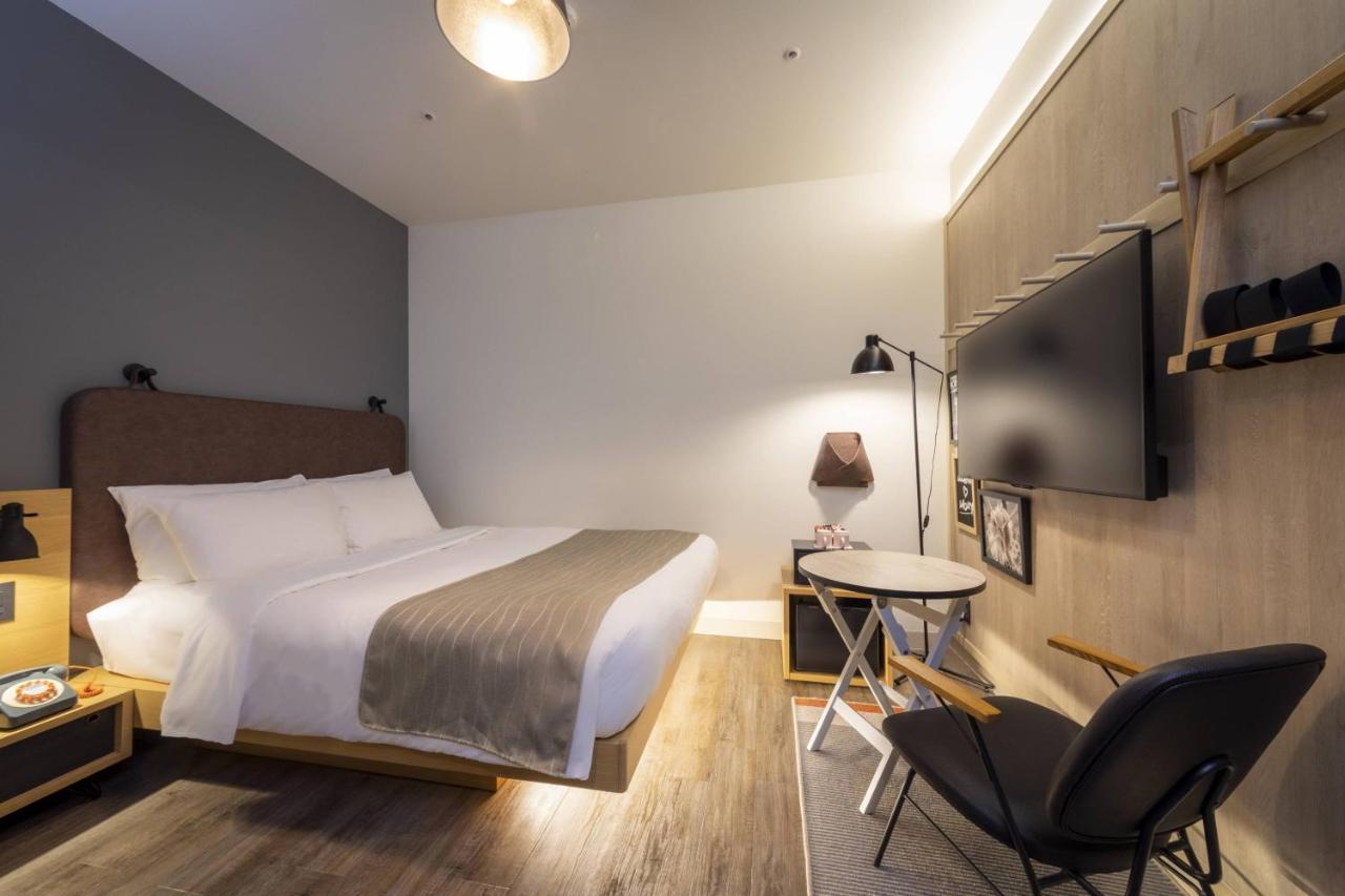 Moxy Cozy Queen Room